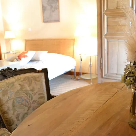 Les Oiseaux_a Avec Piscine Chauffee Holiday home *